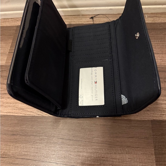 Tommy Hilfiger Monogram Black and White Wallet - Picture 9 of 9